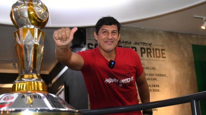 Pelatih Madura United Alfredo Vera jelang laga pekan ke-29 Liga 1 2024/2025 , Sabtu (19/4/2025). Madura United akan menghadapi Persebaya sebagai tuan rumah di Stadion Gelora Bung Tomo (GBT) pada Minggu (20/4/2025) malam