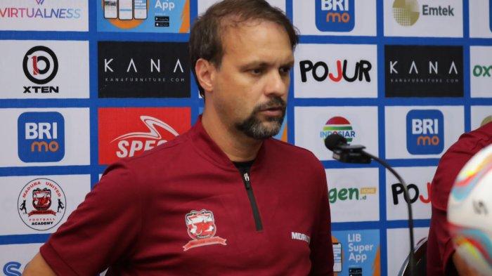 Pelatih Madura United FC, Mauricio Souza.