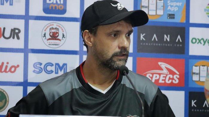 Pelatih Madura United, Mauricio Souza saat jumpa pers jelang laga Madura United vs Borneo FC, Sabtu (30/9/2023).
