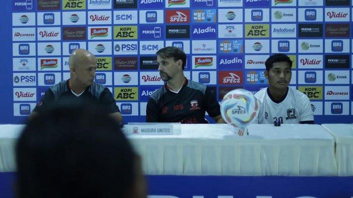Pelatih Madura United, Mauricio Souza saat konferensi pers jelang laga Persib vs Madura United di Stadion Gelora Bandung Lautan Api (GBLA), Sabtu (1/7/2023).