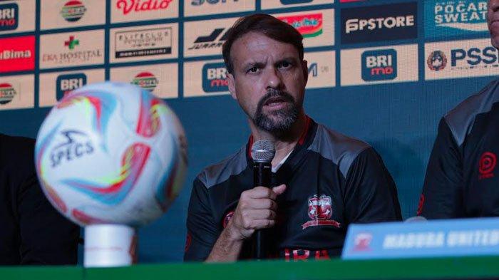 Pelatih Madura United, Mauricio Souza saat konferensi pers jelang laga Persija vs Madura United di Stadion Kapten I Wayan Dipta Bali, Kamis (22/2/2024) malam.