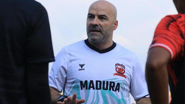 Pelatih baru Madura United, Paulo Jorge Coelho Menezes, 2024.