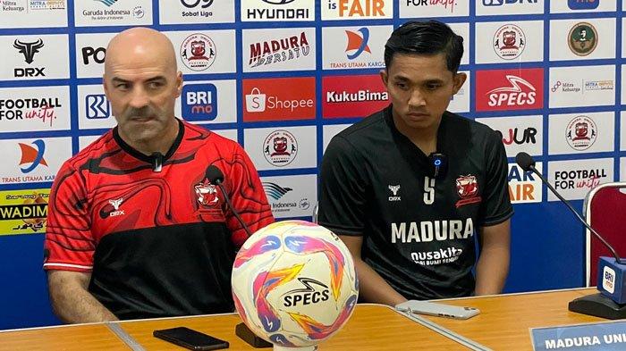 Pelatih Madura United, Paulo Meneses (kiri) dan pemain Madura United, M Kemaluddin saat jumpa pers jelang laga Madura United vs Semen Padang, di Stadion Gelora Bangkalan, Senin (9/12/2024).