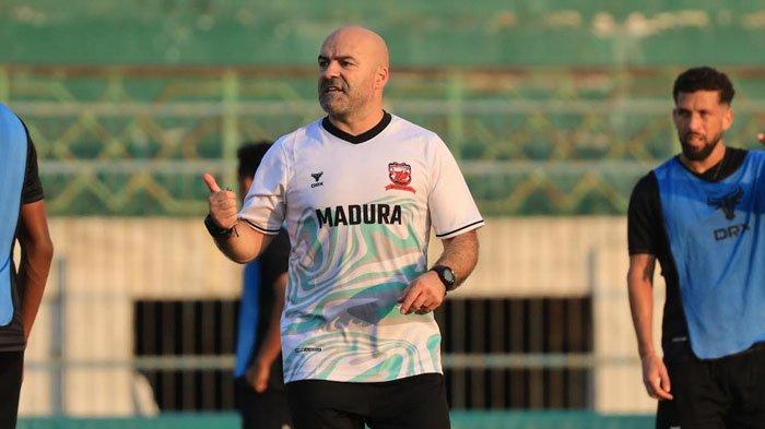Pelatih Madura United, Paulo Menezes saat memimpin latihan tim di Stadion Gelora Bangkalan, 2024.