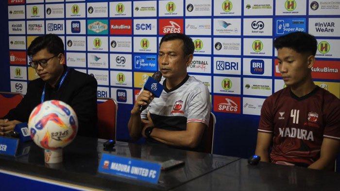 Pelatih Madura United, Widodo C Putro (tengah) saat jumpa pers jelang laga Barito Putera vs Madura United, Kamis (15/8/2024).