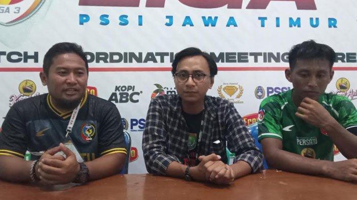 Pelatih Persatu Tuban (paling kiri) Adi Putra Setiawan saat konferensi pers seusai pertandingan laga Persatu Tuban vs Madiun Putra FC, Selasa (5/12/2023) sore.