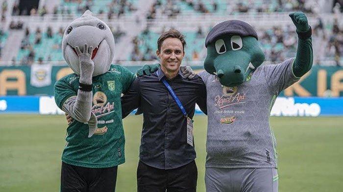 Pelatih Persebaya, Paul Munster bersama dua maskot Persebaya, Jojo dan Zoro di Stadion GBT.