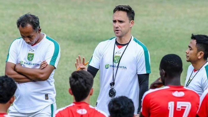 Pelatih Persebaya, Paul Munster memberi instruksi pada tim, saat sesi latihan di Lapangan Thor, Surabaya. Persiapan menghadapi PSM Makassar di Stadion GBT.