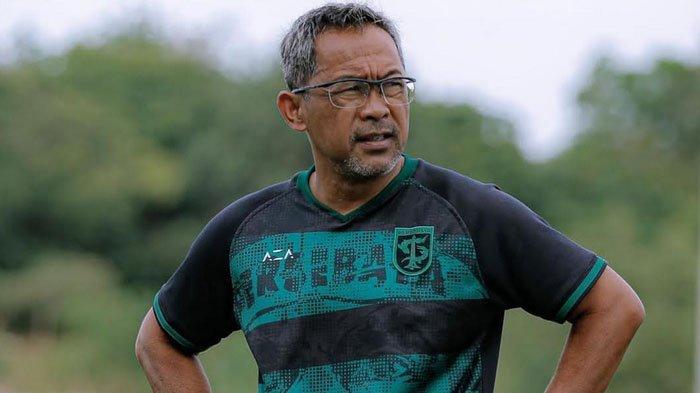 Pelatih Persebaya Surabaya, Aji Santoso saat latihan tim di Stadion Gelora 10 Nopember, Surabaya, Rabu (10/5/2023). 