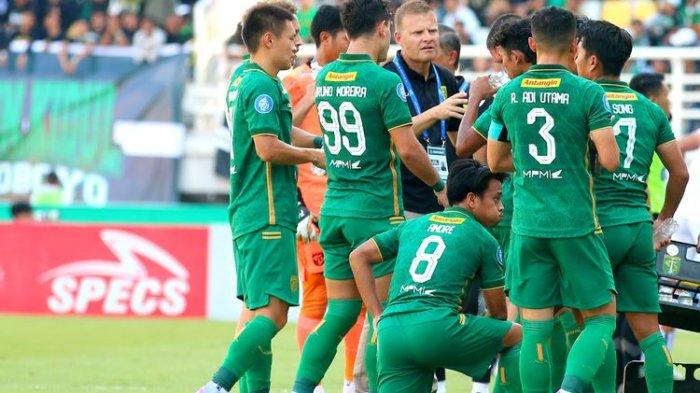 Pelatih Persebaya Surabaya Josep Gombau berdiskusi saat Pertandingan pekan ke-13 Liga 1 2023-2024 melawan Arema FC yang berakhir dengan skor 3-1 di Stadion Gelora Bung Tomo Surabaya, Sabtu (23/9/2023) sore.