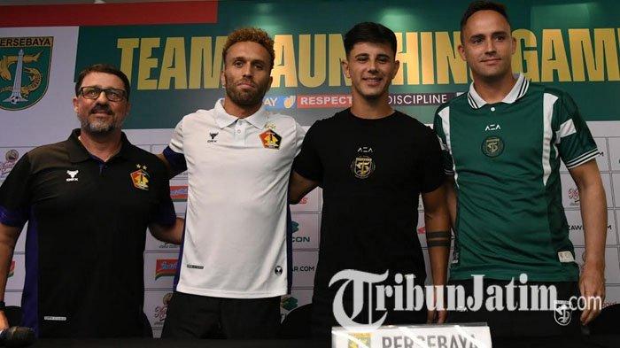 Dari kanan, Pelatih Persebaya Surabaya, Paul Munster, Pemain Persebaya, Bruno Moreira, Pemain Persik Kediri, Ze Valente dan Pelatih Persik Kediri, Marcelo Rospide, saat konferensi pers jelang laga Persebaya vs Persik Kediri, di Kantor Pemasaran Persebaya, Sabtu (3/8/2024).