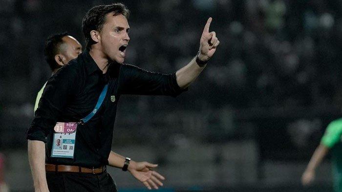 Pelatih Persebaya Surabaya, Paul Munster saat berbicara pada wasit pada laga Madura United vs Persebaya di Stadion Gelora Bangkalan (SGB) Madura, Senin (2/12/2024) malam.