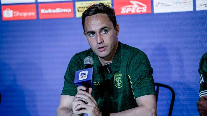Pelatih Persebaya Surabaya, Paul Munster saat jumpa pers jelang laga Persita vs Persebaya, Jumat (13/9/2024).