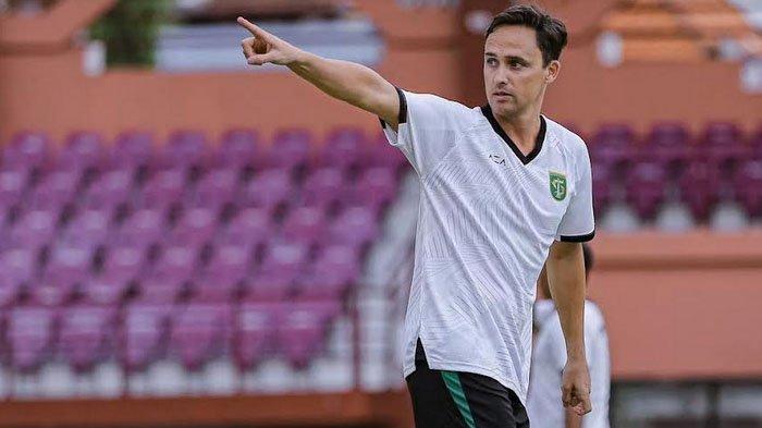Pelatih Persebaya Surabaya, Paul Munster saat memimpin latihan tim, 2024.