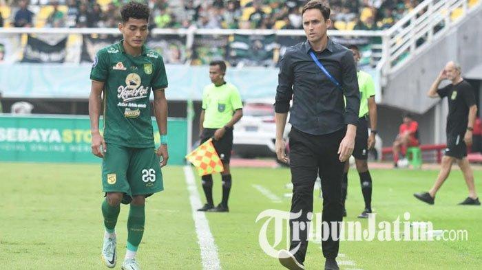 Pelatih Persebaya Surabaya, Paul Munster saat pertandingan Persebaya vs PSS Sleman di Stadion Gelora Bung Tomo (GBT) Surabaya, Minggu (3/3/2024).