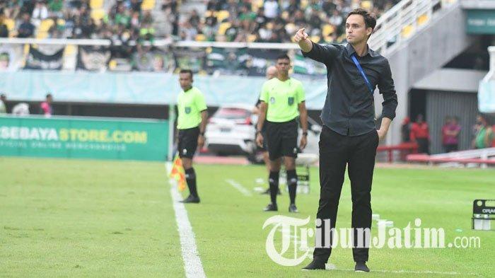 Pelatih Persebaya Surabaya, Paul Munster saat pertandingan Persebaya vs PSS Sleman di Stadion Gelora Bung Tomo (GBT) Surabaya, Minggu (3/3/2024).