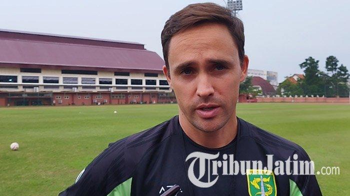 LATIHAN - Pelatih Persebaya Surabaya, Paul Munster setelah latihan Persebaya di Lapangan Thor, Surabaya, Sabtu (26/4/2025). Paul Munster mengaku sudah membedah kelemahan Arema FC saat mereka kalah 0-1 dari Madura United di laga terakhir.