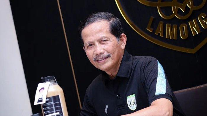 Pelatih Persela Lamongan, Djadjang Nurdjaman saat diperkenalkan menjadi nahkoda baru Persela musim ini.