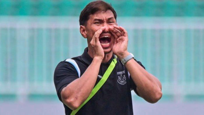 PERUSAKAN - Pelatih Persela Lamongan, Zulkifli Syukur memberi instruksi dari pinggir lapangan dalam sebuah pertandingan Persela Lamongan. Dia menyayangkan aksi protes suporter Persela yang berujung perusakan Stadion Tuban Sport Center, saat laga lawan Persijap Jepara, Selasa (18/2/2025).