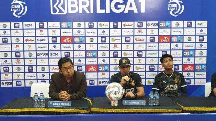 Pelatih Persik Kediri Marcelo Rospide (tengah) dan kiper Persik Kurniawan Kartika Ajie (kanan) saat sesi premacth press conference Dewa United vs Persik Kediri, Kamis (20/7/2023).