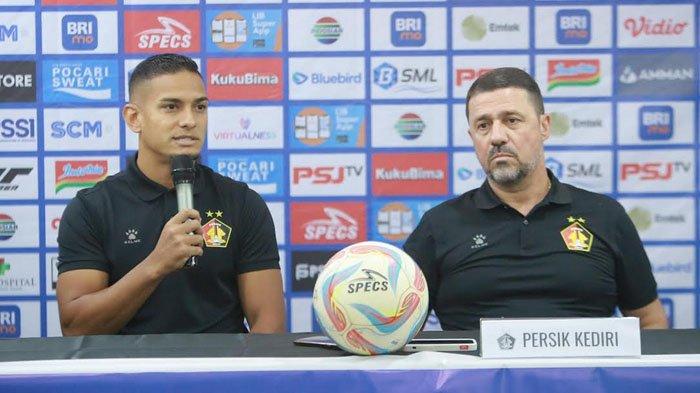 Pelatih Persik Kediri, Marcelo Rospide, dan pemain Persik Kediri, Renan Silva saat mengikuti sesi prematch press conference Persija vs Persik Kediri, Jumat (15/3/2024).