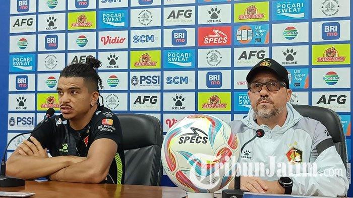 Pelatih Persik Kediri, Marcelo Rospide, dan Pemain Persik, Anderson, saat mengikuti prematch press conference Persik Kediri vs Bali United, di Stadion Brawijaya Kediri, Minggu (4/2/2024).