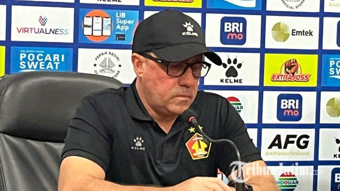 Pelatih Persik Kediri Marcelo Rospide saat menghadiri postmatch press conference Persik Kediri vs Persita Tangerang, Sabtu (20/4/2024).