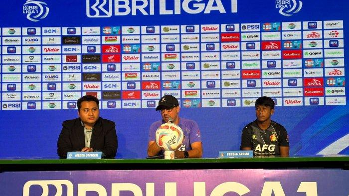 Pelatih Persik Kediri mengikuti premacth press conference jelang lawan Bali United, Minggu (6/8/2023) sore.