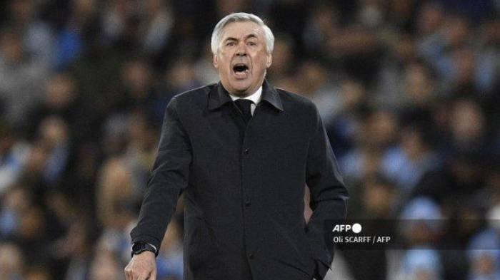 Pelatih Real Madrid Italia Carlo Ancelotti bereaksi selama pertandingan sepak bola leg pertama semifinal Liga Champions UEFA antara Manchester City dan Real Madrid, di Stadion Etihad, di Manchester, pada 26 April 2022.