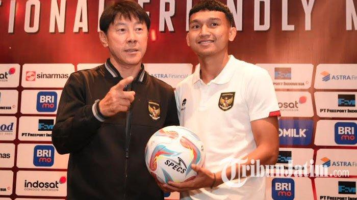 Pelatih Timnas Indonesia, Shin Tae Yong, didampingi pemain Timnas Indonesia, Dendy Sulistyawan, menjawab pertanyaan wartawan dan memaparkan kesiapan tim pada pre match press conference (PMPC) jelang pertandingan Timnas Indonesia vs Turkmenistan, di Vasa Hotel Surabaya, Kamis (7/9/2023). Laga Timnas Indonesia vs Turkmenistan akan dilangsungkan di Stadion Gelora Bung Tomo (GBT) Surabaya pada Jumat (8/9/2023) malam.
