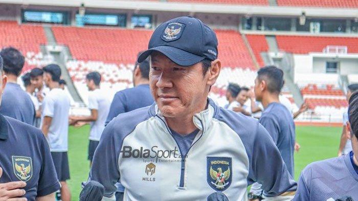 Pelatih Timnas Indonesia, Shin Tae Yong memberikan keterangan kepada awak media di Stadion Utama Gelora Bung Karno (SUGBK), Senayan, Jakarta, Sabtu (1/4/2023).