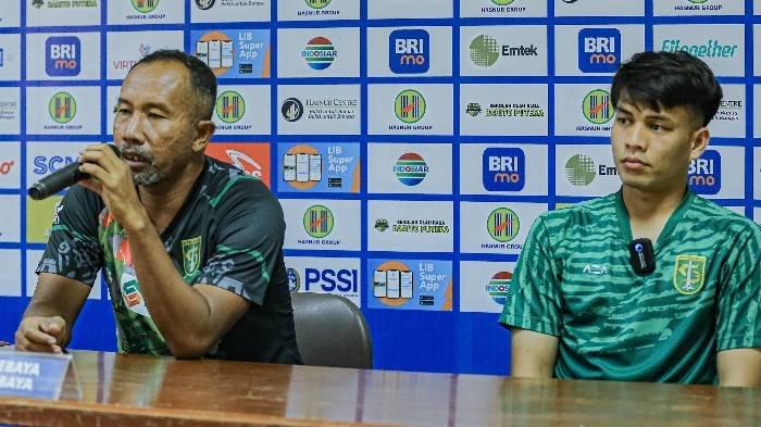 Pelatih caretaker Persebaya, Uston Nawawi dan Wildan Ramdhani saat jumpa pers jelang laga hadapi Barito Putera.