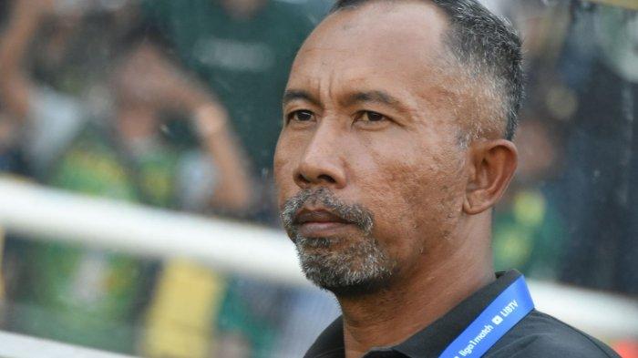 Pelatih Caretaker Persebaya, Uston Nawawi di Stadion GBT Surabaya, Sabtu (12/8/2023).