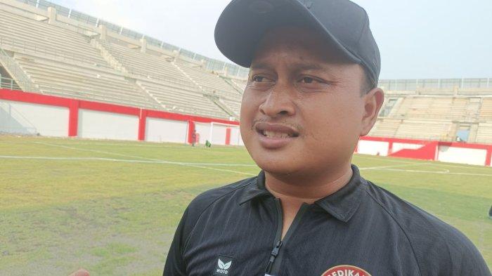 Pelatih kepala Persedikab Kediri Muslim Habibi saat diwawancarai, 2024.