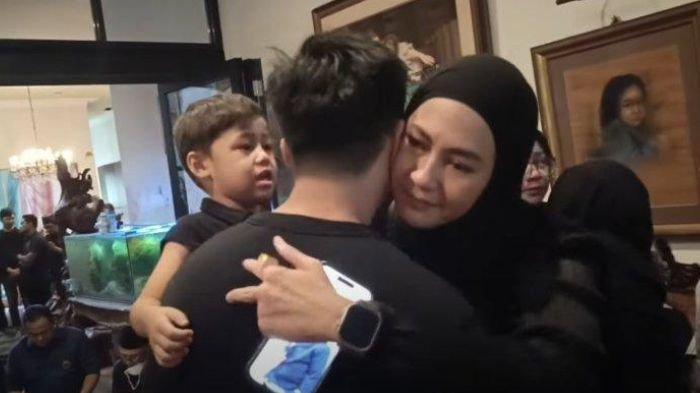 Pelukan Paula Verhoeven dan Baim Wong di rumah duka, jadi pemandangan adem di tengah panasnya perceraian mereka