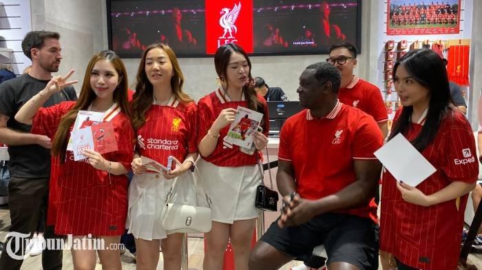 Peluncuran Liverpool FC Retail di Surabaya disambut hangat oleh para penggemar setianya di Jatim. Makin meriah karena turut dihadiri oleh pemain legenda Liverpool FC, Emile Heskey, Sabtu (18/1/2025)