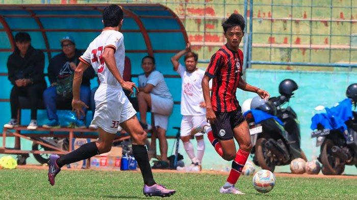 Pemain Arema FC, Achmad Maulana Syarif saat menggiring bola dalam pertandingan persahabatan antara Arema FC vs NZR Sumbersari FC yang berlangsung di Stadion Gajayana Malang pada Jumat (13/10/2023).