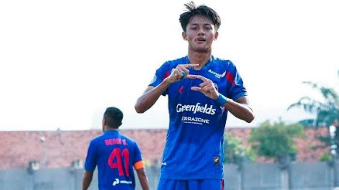 Pemain Arema FC, Achmad Maulana Syarif saat melakukan selebrasi usai membobol gawang Madura United saat kedua tim bertemu di pekan 11 Liga 1 2024/2025 di Stadion Gelora Bangkalan Madura, Kamis (21/11/2024).