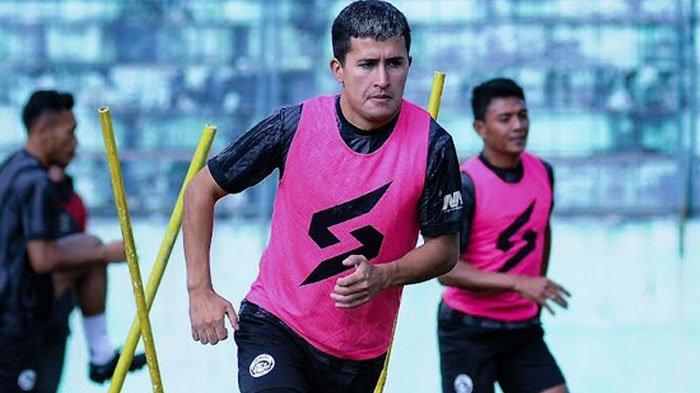 Pemain Arema FC, Ariel Lucero saat menjalani latihan di Stadion Gajayana Malang, 2024.