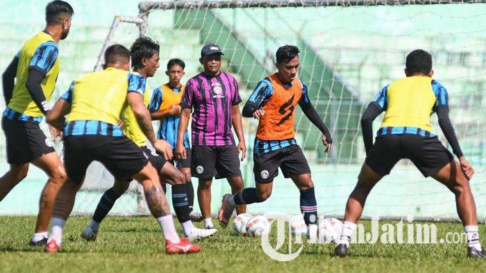 Pemain Arema FC, Arkhan Fikri (tengah) dibayangi para pemain Arema FC saat latihan di Stadion Gajayana, Kota Malang, Jawa Timur, Jumat (26/1/2024). Arema FC terus menggenjot latihan dan melakukan serangkaian uji coba sebagai persiapan tim jelang tampil di sisa lanjutan Liga 1 2023/2024.