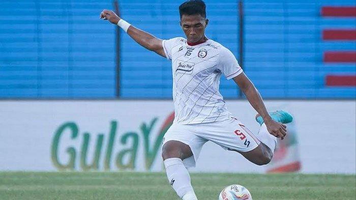 Pemain Arema FC, Bagas Adi menendang bola, 2024.
