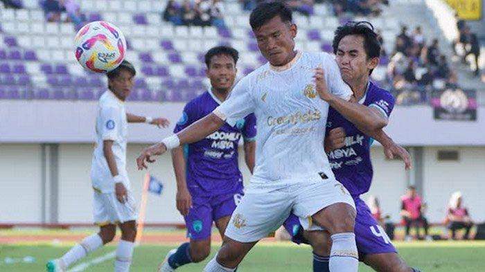 PERTANDINGAN - Pemain Arema FC, Bayu Setiawan saat berduel dengan pemain Persita Tangerang ketika kedua tim bertemu di pekan 28 Liga 1 2024/2025 Persita vs Arema FC di Stadion Indomilk Arena Tangerang, Minggu (20/4/2025). Dalam pertandingan ini, Singo Edan kalah dengan skor 3-2.