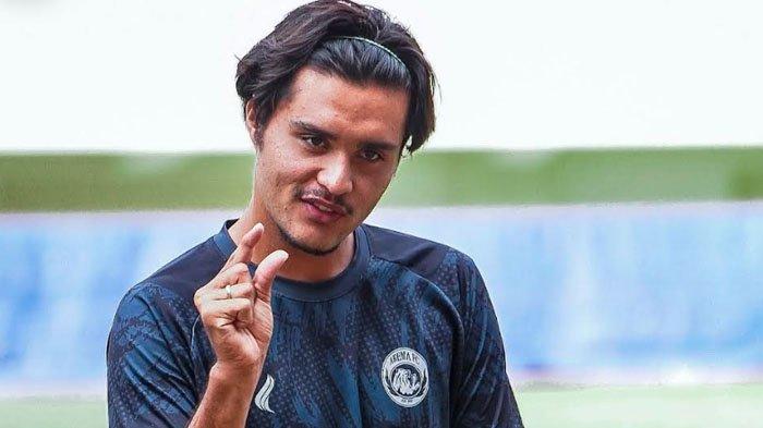 LATIHAN - Pemain Arema FC, Brandon Scheunemann saat menjalani latihan bersama tim di Stadion Kanjuruhan Malang. Bersama Arkhan Fikri dan Achmad Maulana Syarif, dia dipanggil untuk menjalani pemusatan latihan bersama Timnas Indonesia U-23, Selasa (17/6/2025).