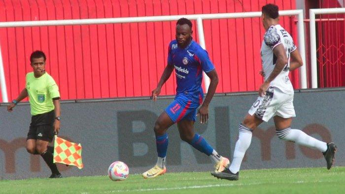 PERTANDINGAN - Pemain Arema FC, Charles Lokolingoy ketika mencoba melewati bek Bali United, Jaimerson Xavier, saat laga pekan 21 Liga 1 2024/2025 di Stadion Soepriadi Blitar, Jawa Timur, Senin (3/2/2025). Dalam pertandingan Arema FC vs Bali United, Singo Edan menang dengan skor 1-0 melalui gol Salim Akbar.