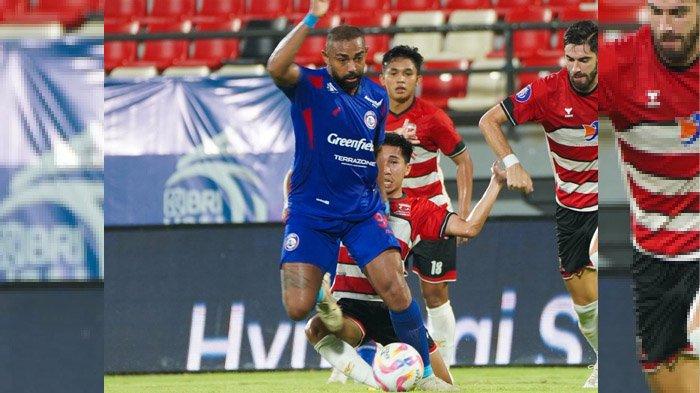 PERTANDINGAN - Pemain Arema FC, Dalberto saat beradu lari dengan pemain Madura United saat laga Arema FC vs Madura United pada pekan 27 Liga 1 2024/2025 di Stadion Kapten I Wayan Dipta Bali, Kamis (24/4/2025). Pertandingan berakhir dengan skor 0-1 untuk kemenangan Laskar Sapeh Kerrab.