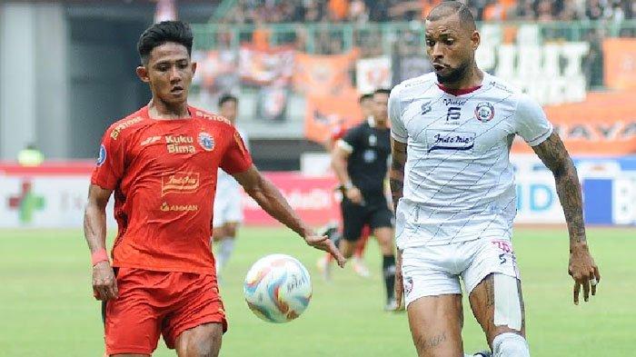 Pemain Arema FC, Gustavo Almeida saat laga Persija vs Arema FC pada lanjutan Liga 1 2023/2024 di Stadion Patriot Candrabhaga Bekasi, Minggu (20/8/2023).