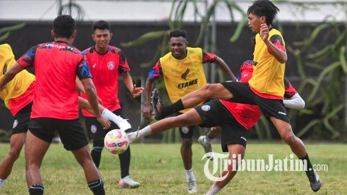 LATIHAN - Pemain Arema FC, Jayus Hariono (kanan) berebut bola dengan sejumlah pemain Arema FC dalam sesi latihan di Lapangan Universitas Brawijaya (UB) Malang, Jawa Timur, Selasa (17/6/2025). Tim Arema FC melakukan latihan rutin jelang menghadapi laga pra musim Piala Presiden 2025.