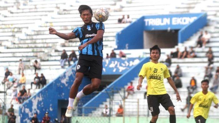Pesepakbola Arema FC Johan Alfarizie (kiri) berebut bola udara dengan pesepakbola tim Porprov (Pekan Olahraga Provinsi ) Kabupaten Sidoarjo di Stadion Gajayana, Kota Malang, Jawa Timur, Sabtu (3/6/2023). Arema FC berhasil mengalahkan Tim Porprov Kabupaten Sidoarjo dengan skor 5-0. Arema FC terus mempersiapkan tim jelang bergulirnya kompetisi 2023-2024 dengan menggelar ujicoba.