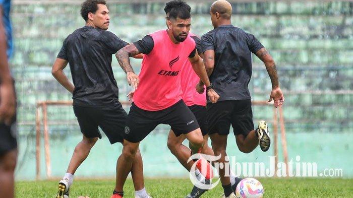 Pemain Arema FC, Julian Guevara dikepung sejumlah pemain Arema FC saat melakukan sesi latihan di Stadion Gajayana, Kota Malang, Jawa Timur, Jumat (6/12/2024).
