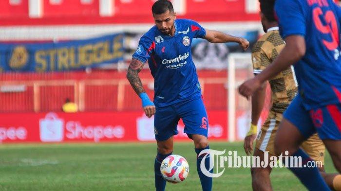 Pemain Arema FC, Julian Guevara mengamankan bola saat laga Arema FC vs Dewa United dalam pertandingan Liga 1 2024/2025 di Stadion Soepriadi, Kota Blitar, Jawa Timur, Senin (12/8/2024). Pertandingan berakhir imbang 0-0.